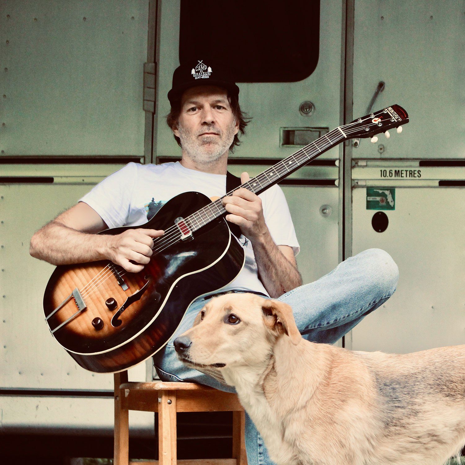 Fred Fortin avec une guitare et un chien