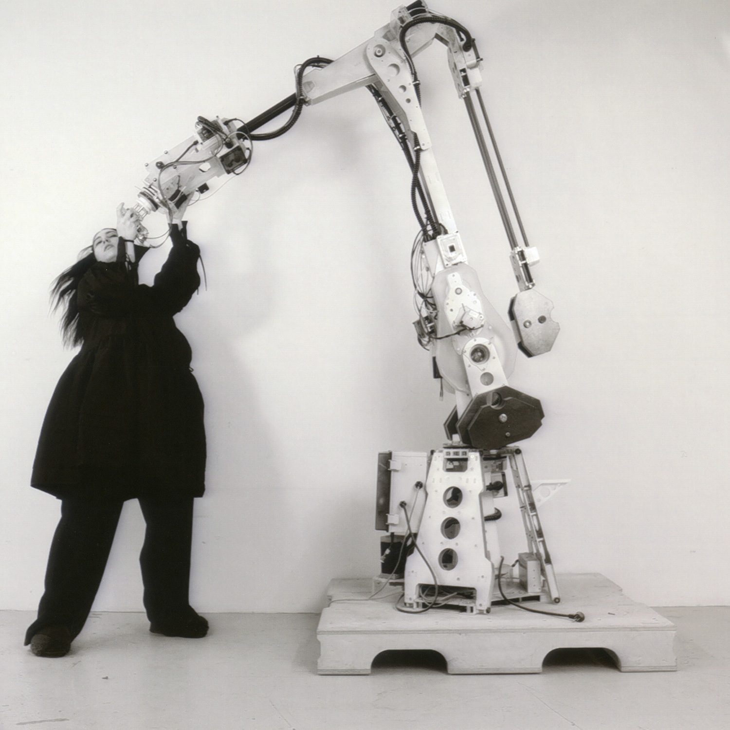 l'artiste kroy habillée en noir avec un robot
