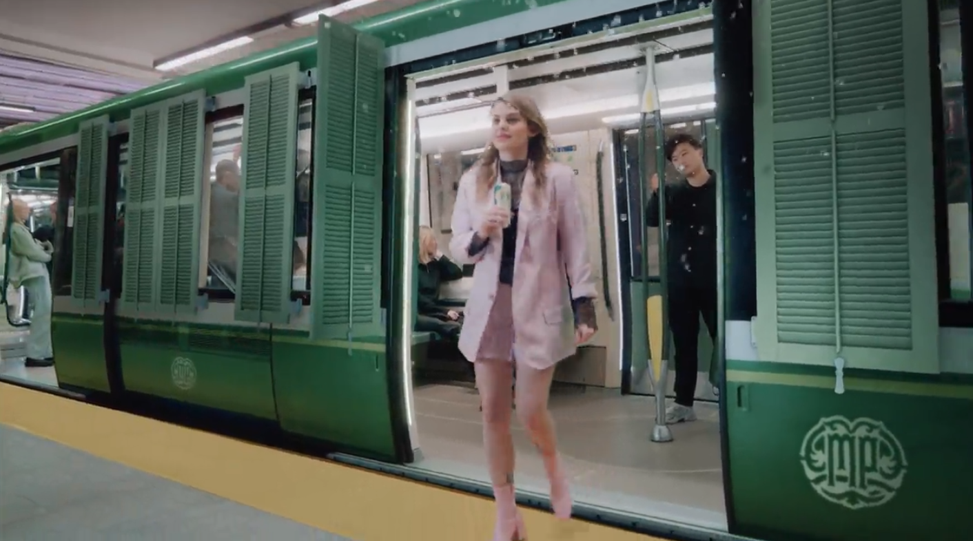 Cœur de pirate dans la publicité de Maison Perrier